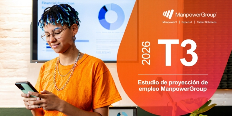 Mujer mirando un teléfono móvil en una oficina