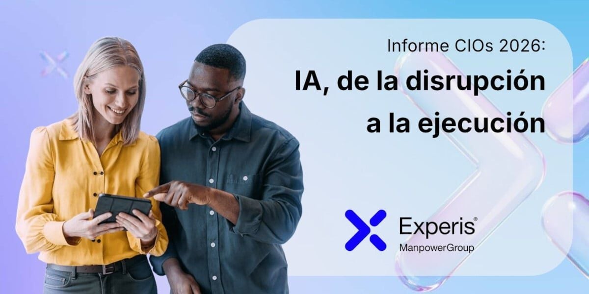 Dos profesionales consultan una tablet junto al texto del Informe CIOs 2026 de Experis sobre inteligencia artificial
