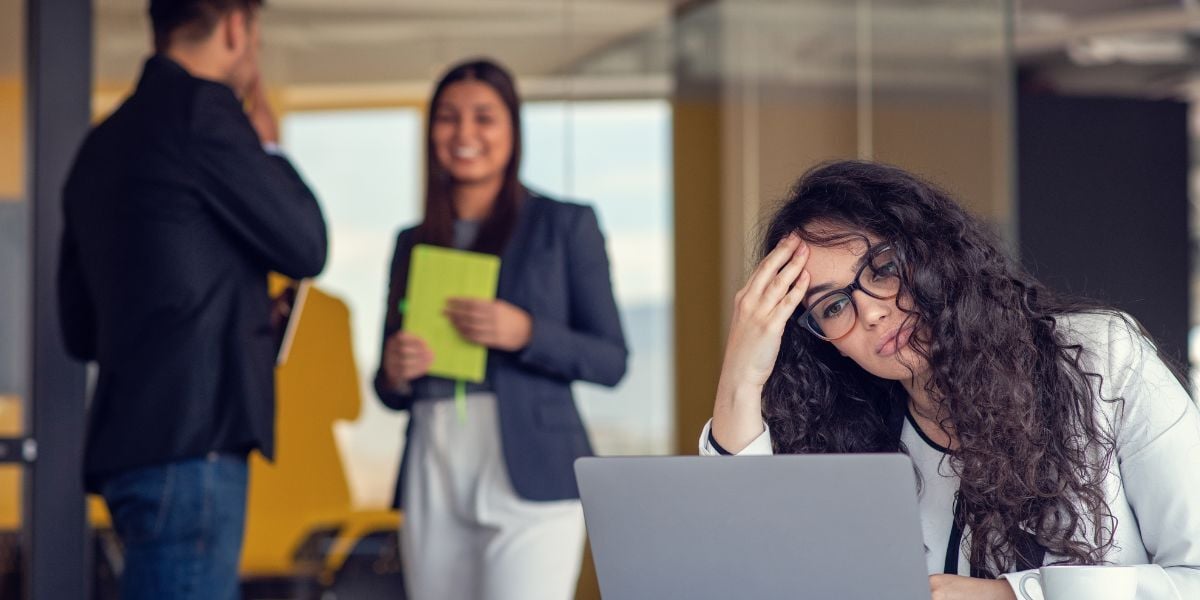 Trabajadora con estrés laboral en su puesto de trabajo