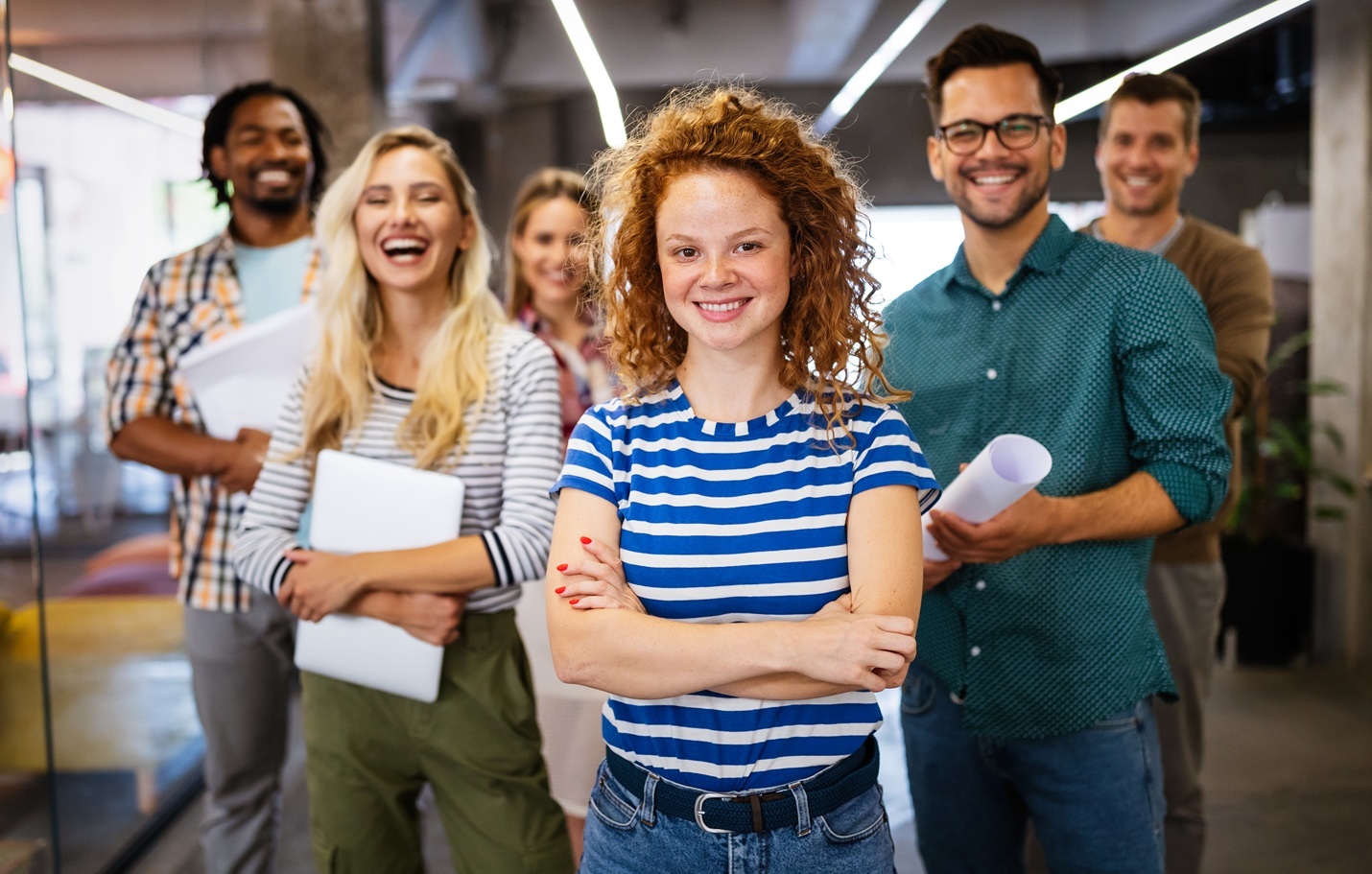 Grupo de empleados jóvenes en una oficina