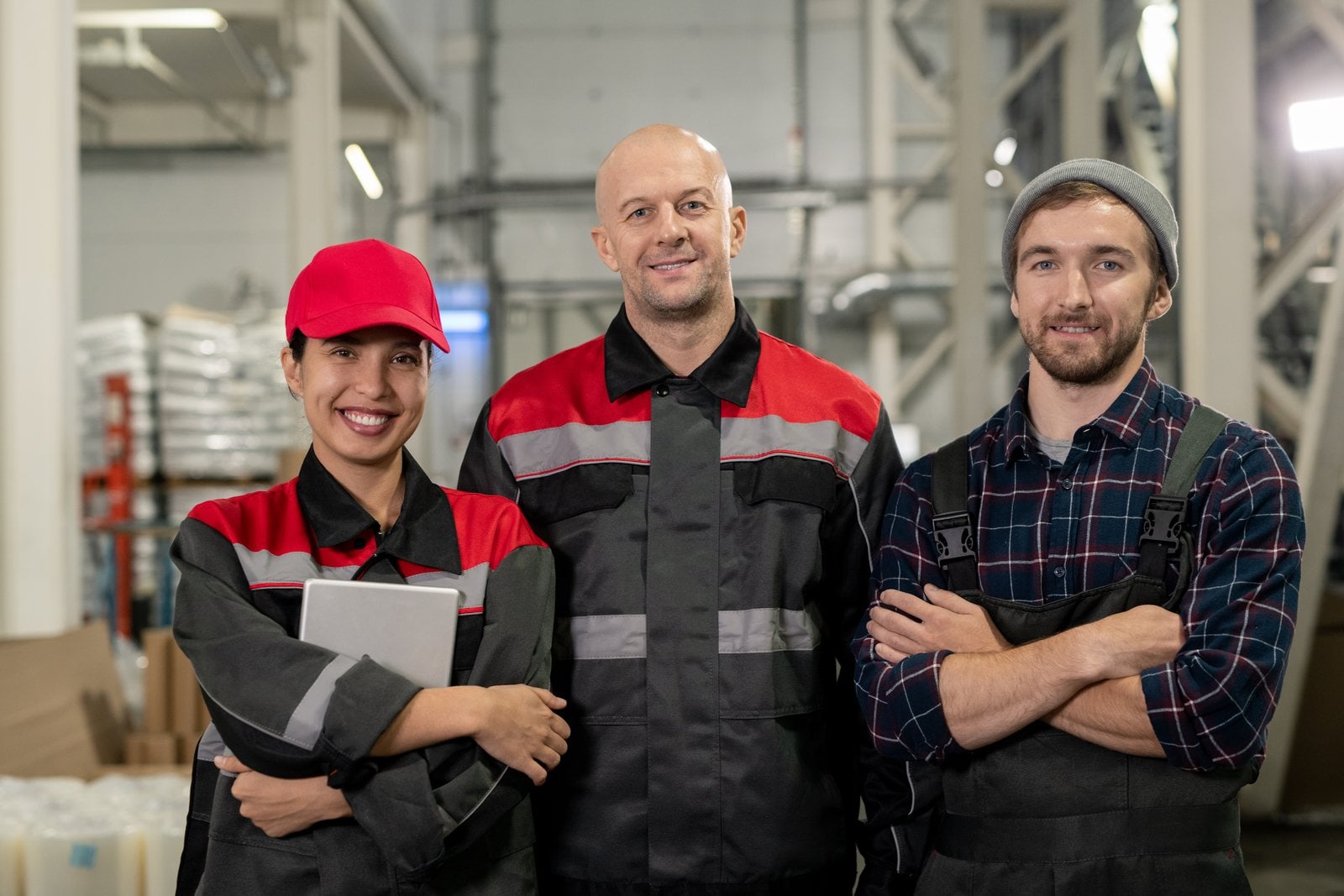 Equipo de producción industrial sonriendo en una fábrica