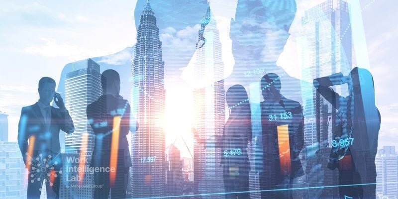 Siluetas de profesionales sobre una ciudad con gráficos económicos superpuestos