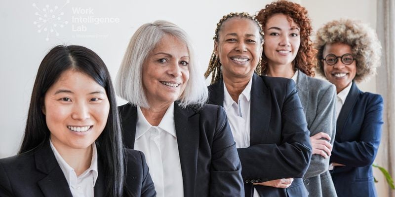 Grupo diverso de mujeres profesionales posando en una oficina