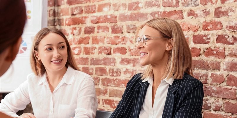 Profesionales reunidas en una oficina analizando previsiones de empleo
