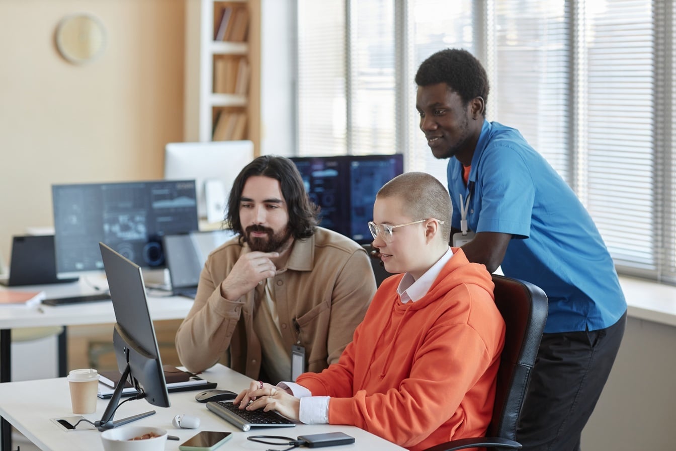 Compañeros de trabajo de IT en una oficina
