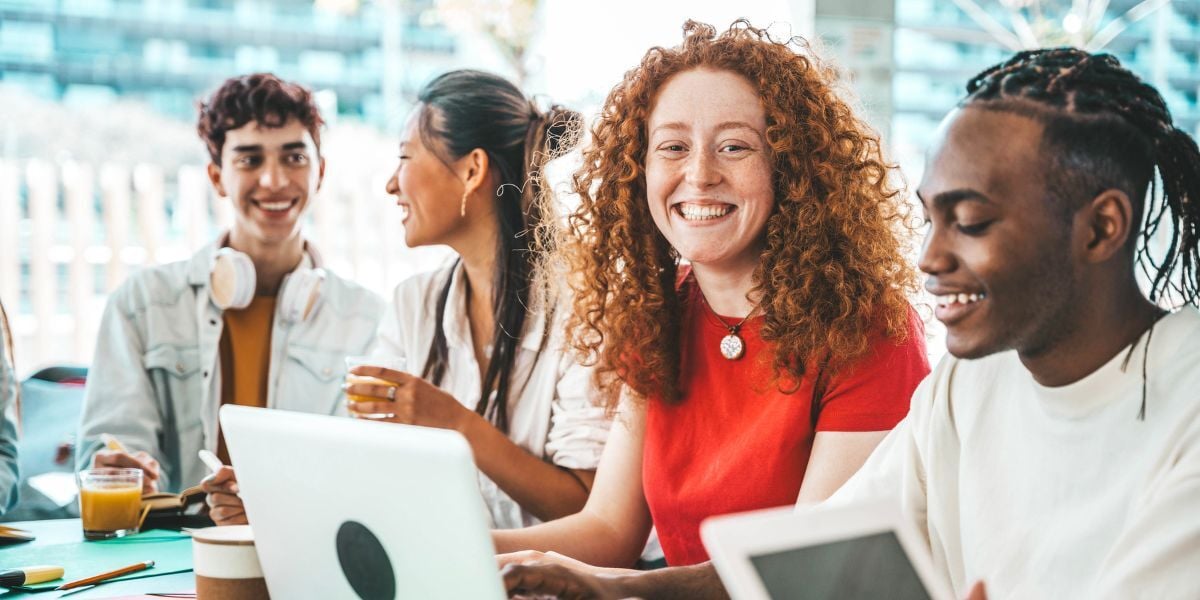 Jóvenes trabajadores sonriendo