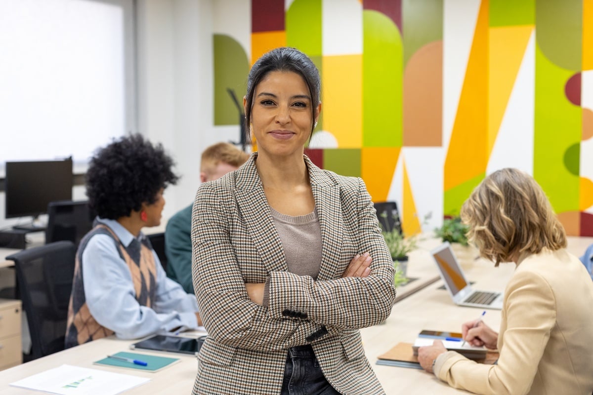 Mujer sonriendo en una oficina