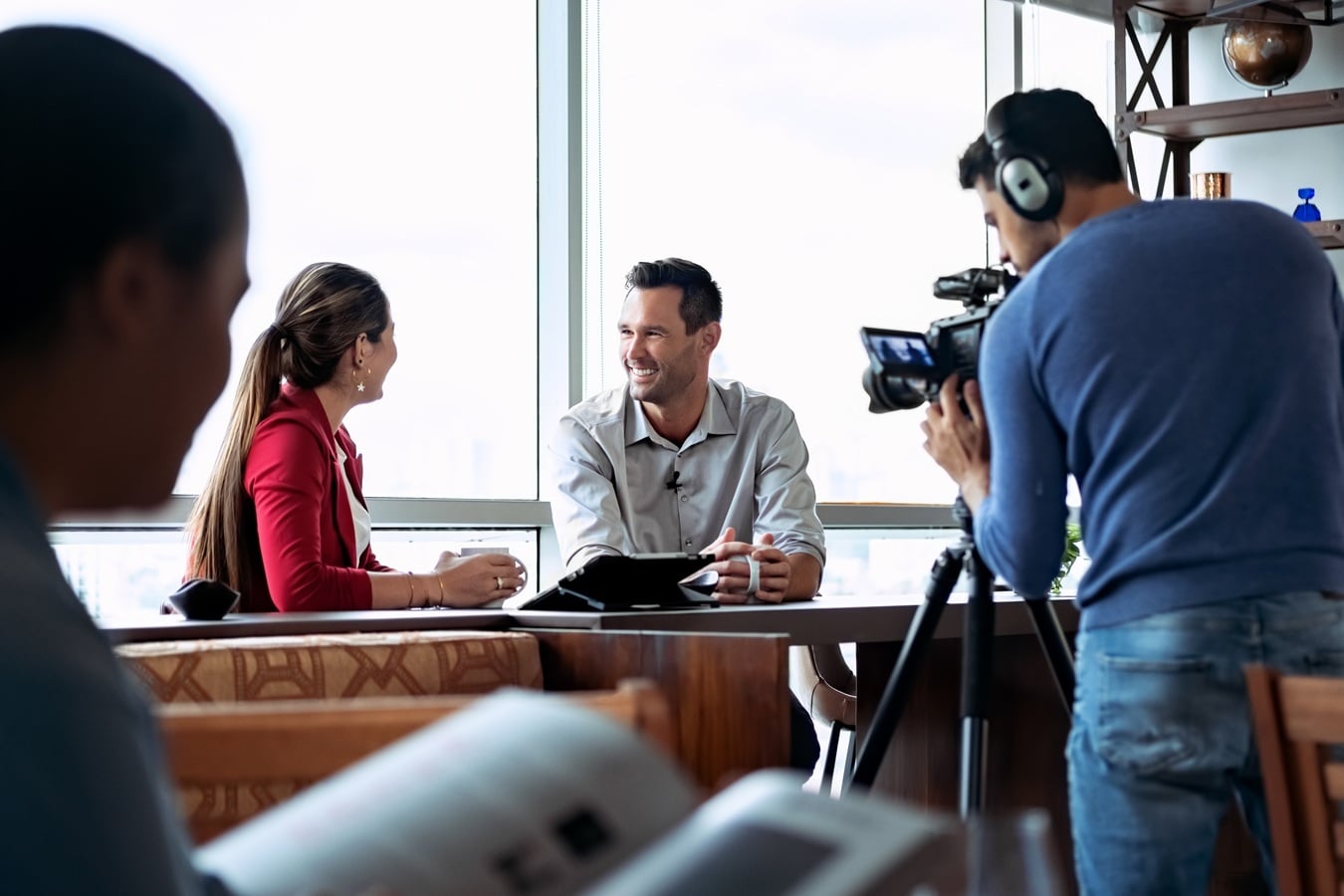 Técnico de audiovisuales grabando una entrevista