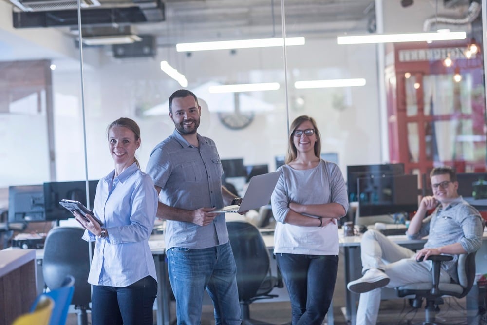 Grupo de empleados de tecnología en una oficina