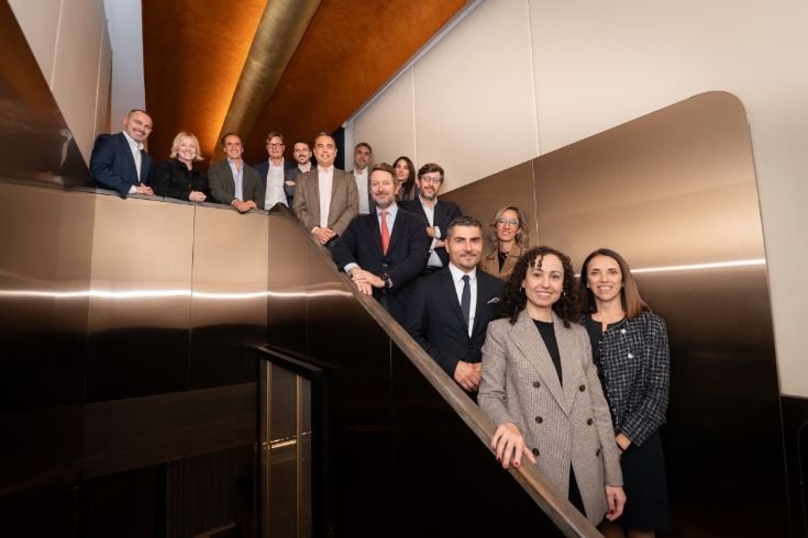 Grupo de mujeres y hombres posando