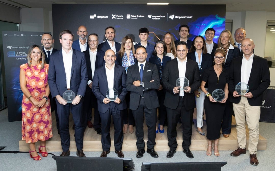 Foto grupal de hombres y mujeres que asistieron al evento