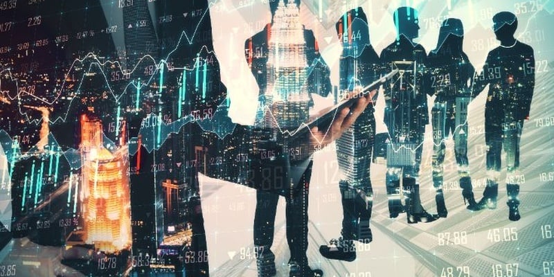 Persona analizando gráficos económicos