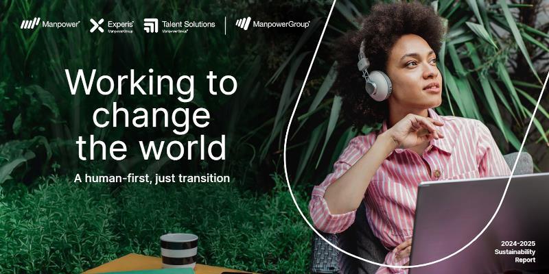 Mujer con auriculares y un ordenador