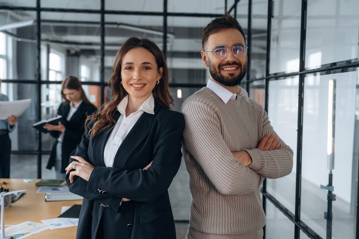 Hombre y mujer en una oficina