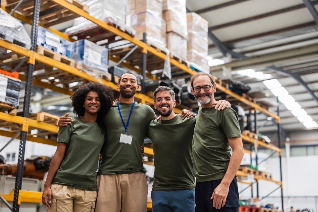 Empleados de logística sonriendo en un almacén