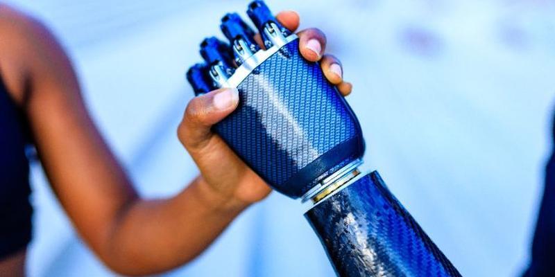 Una mano humana estrechando las manos con un robot