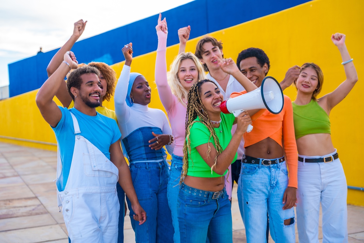 Gente alternativa manifestandose