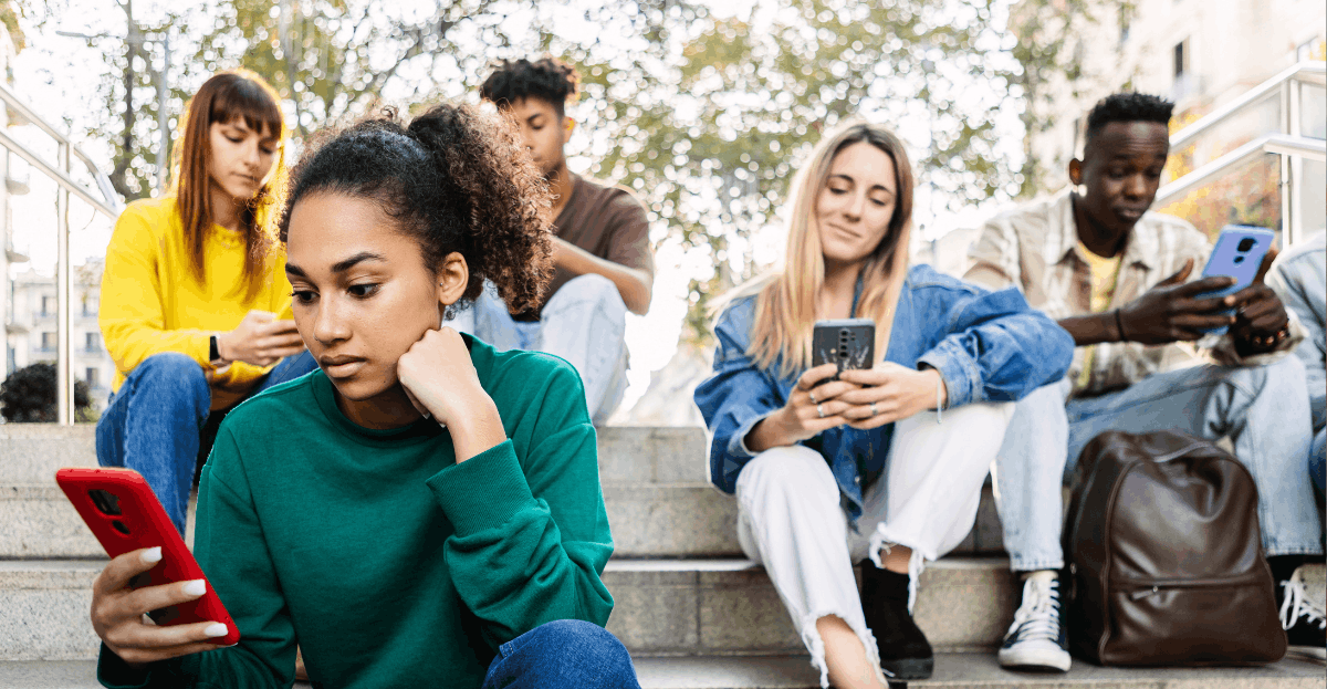 Jóvenes de la Generación Z mirando el móvil