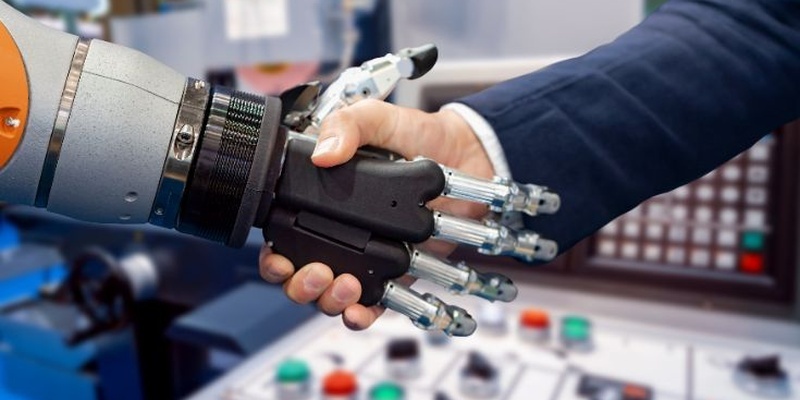 Una mano humana estrechando la mano a un robot