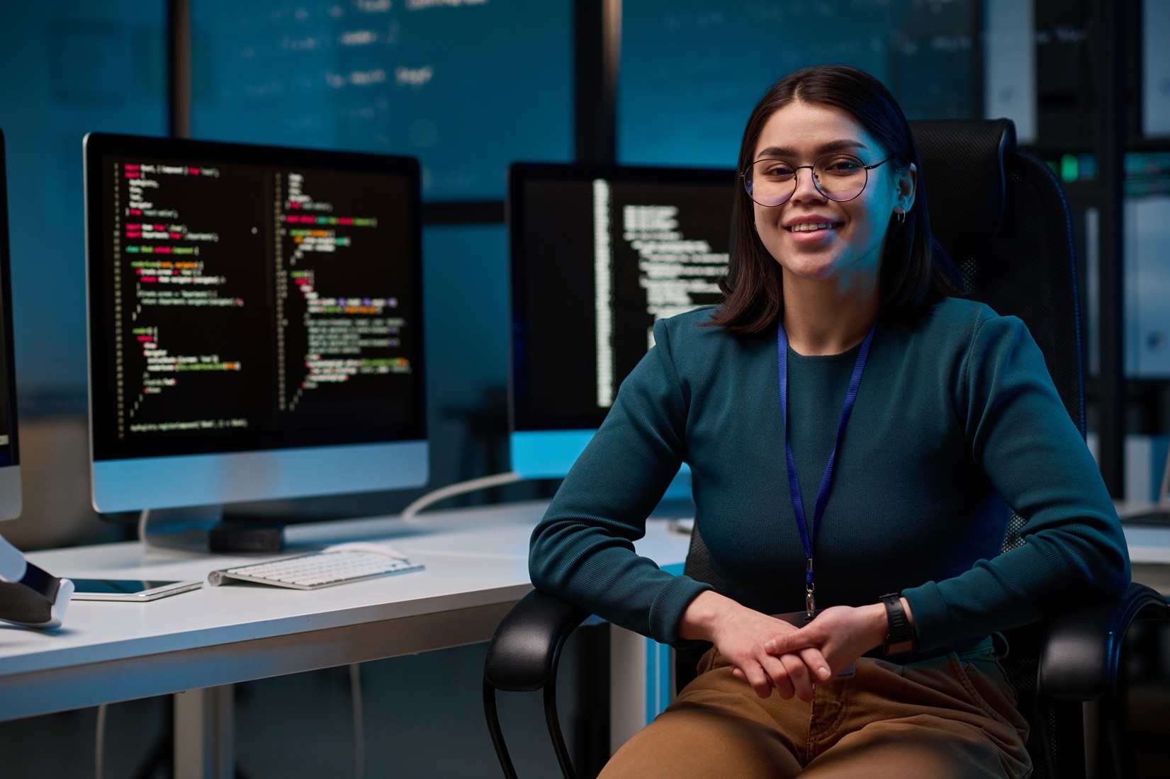 Mujer programadora en su puesto de trabajo