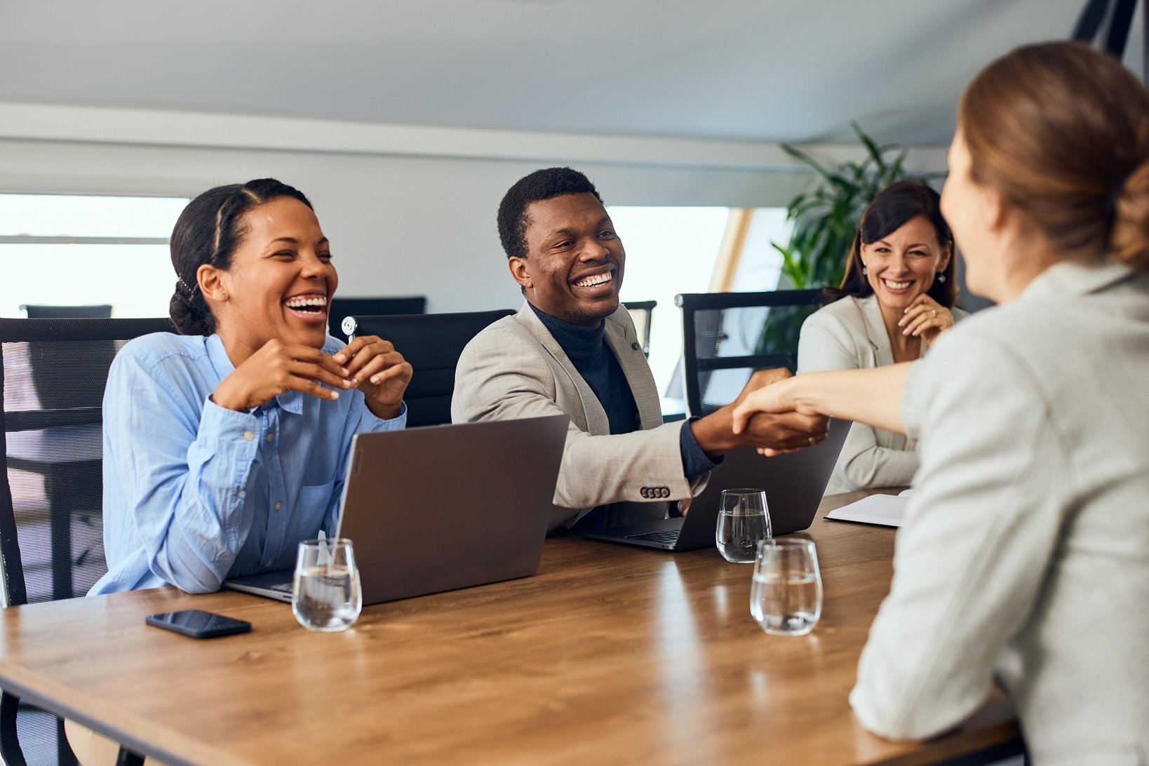 Personas reunidas estrechando manos