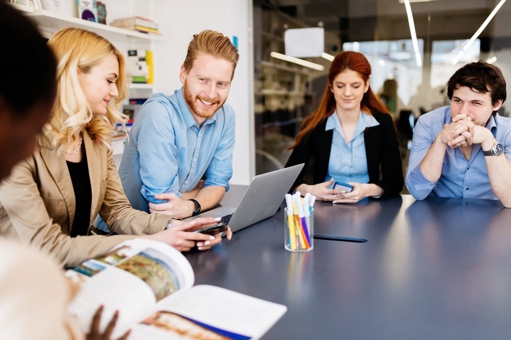 Personas reunidas en una oficina