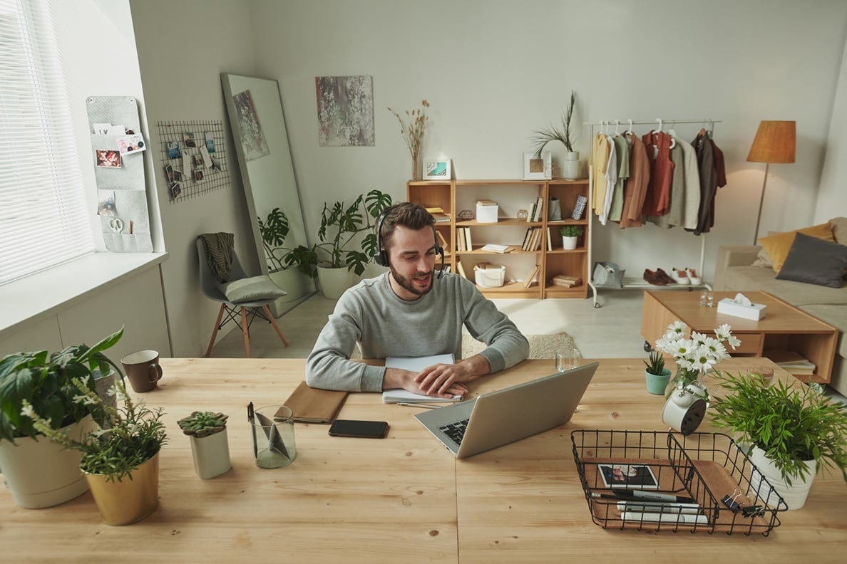 Profesional teletrabajando en su vivienda