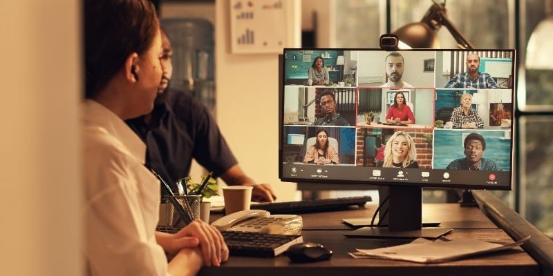 Trabajadora en una videollamada