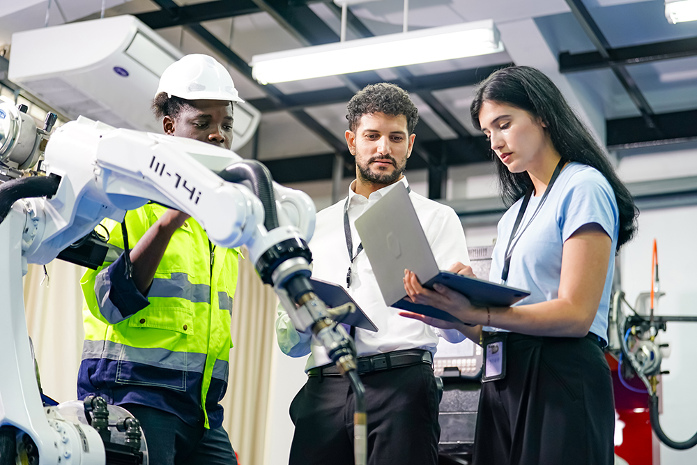 Trabajadores IT probando un brazo robótico